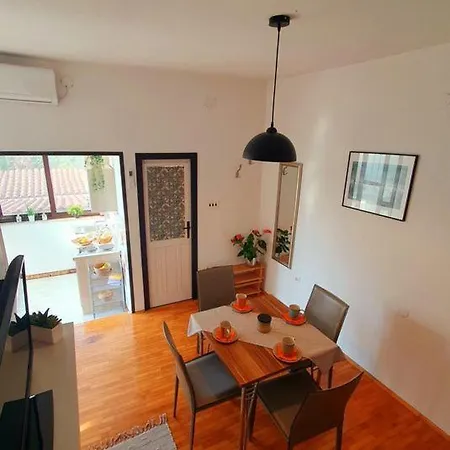 Leo Apartment *